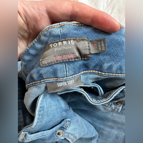 Torrid Super Soft High Rise 3-Button Crop Jegging Distressed Size 16 - Picture 4 of 6